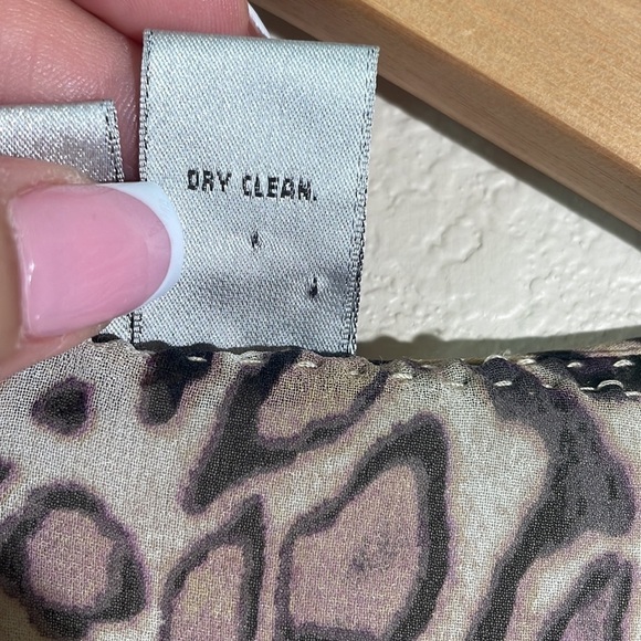 Chico’s Animal Print Silk Top Size 2 - Picture 4 of 14
